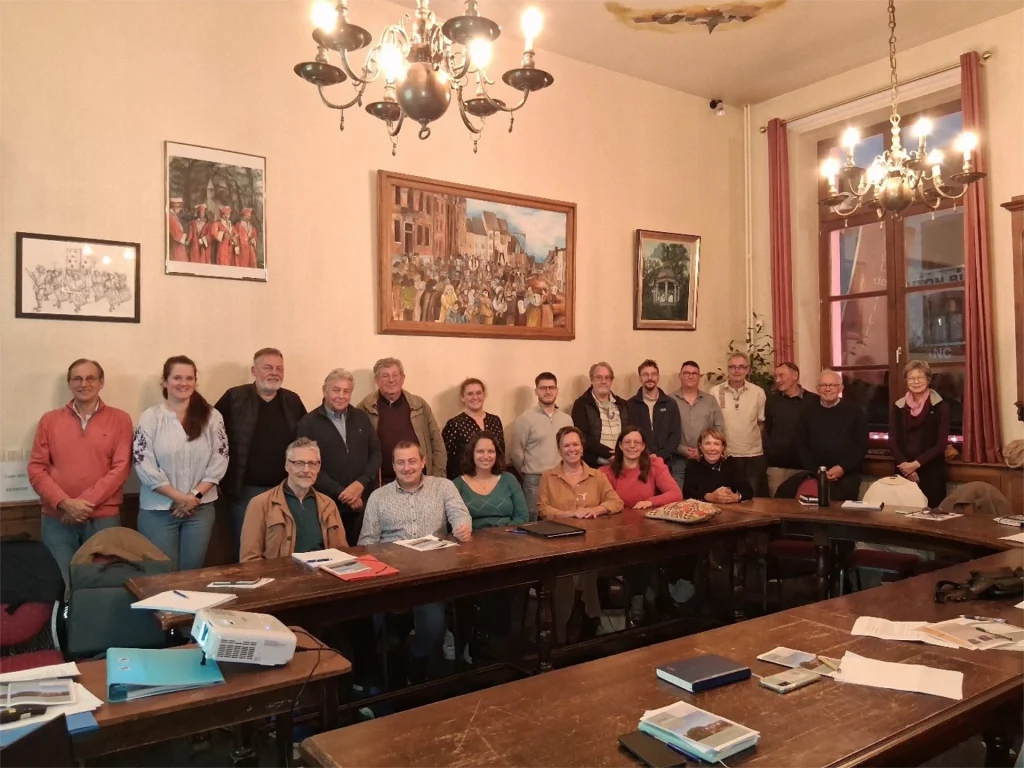 Membres de la CLDR réunis dans la salle du Collège Communal de la ville de Beaumont