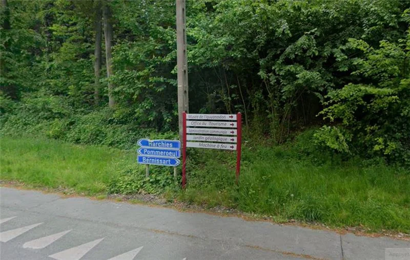 plusieurs panneaux rouge sur fond blanc indiquant différentes directions