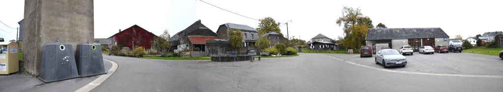 Panorama de l'aménagement réalisé dans le coeur du village de Petit-Fays