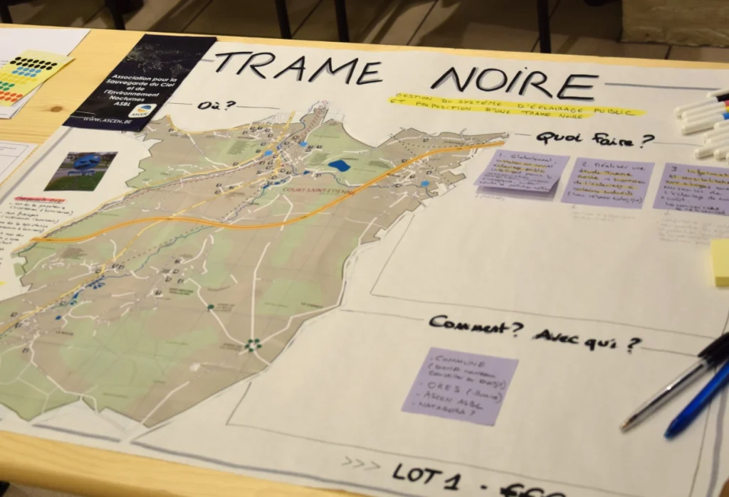 Panneau concernant un projet de trame noire à Court-Saint-Etienne