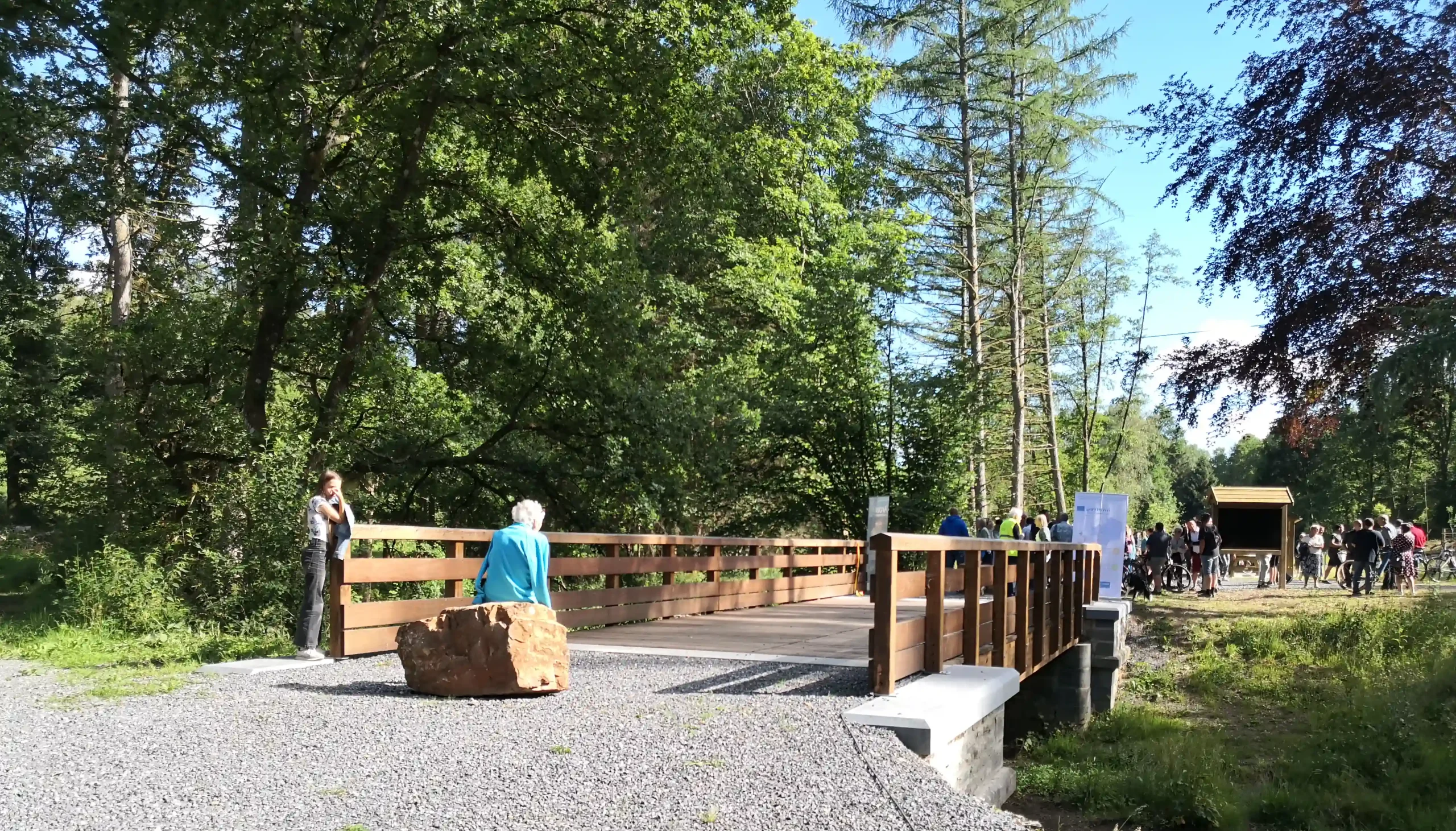 Passerelle de la voie lente de Daverdisse-Bièvre, côté Bièvre. Représente un pont en béton et bois
