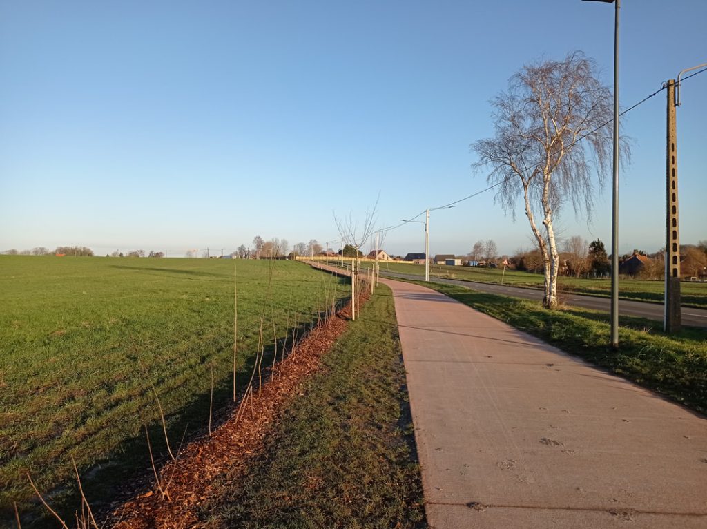 Piste cyclable en dur, séparé de la route, se situant le long de la route d'Offinies