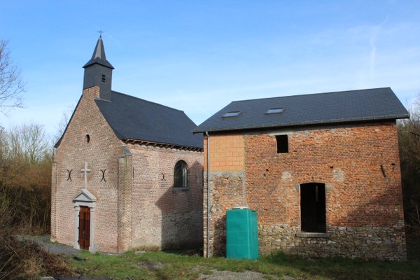 Petite chapelle en briques avec clocher et bâtiment attenant en cours de restauration