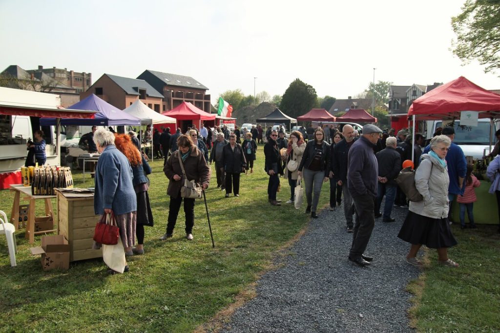 marché en plein air ou se trouve de nombreux exposants et citoyens venues acheter divers produits