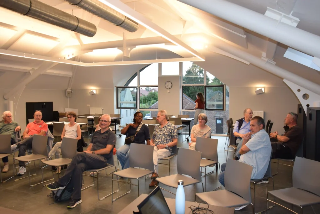 Photo de personnes assises en réunion