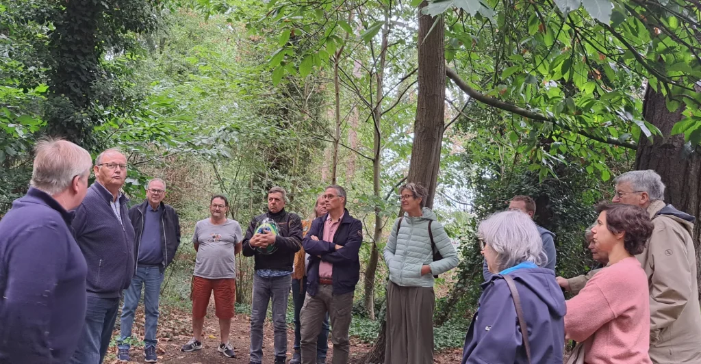 groupe de personnes debout en ronde dans un bois