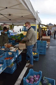 Photo d'un homme au marché local
