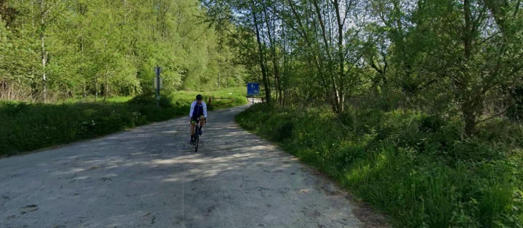 Photo d'un sentier accessible aux piétons et aux cyclistes