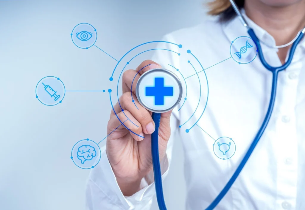 médecin qui tient un stéthoscope 