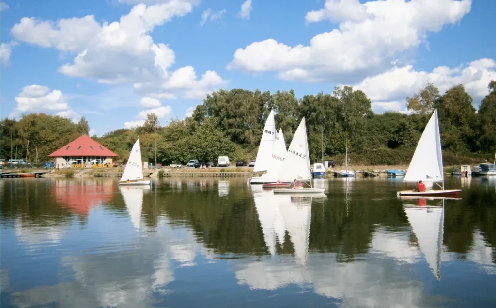Photo de voiliers sur le canal