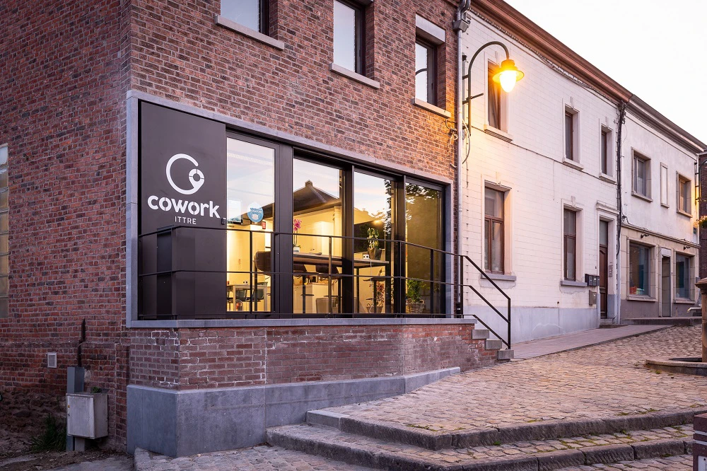 Photo de la vitrine du centre de coworking à Ittre