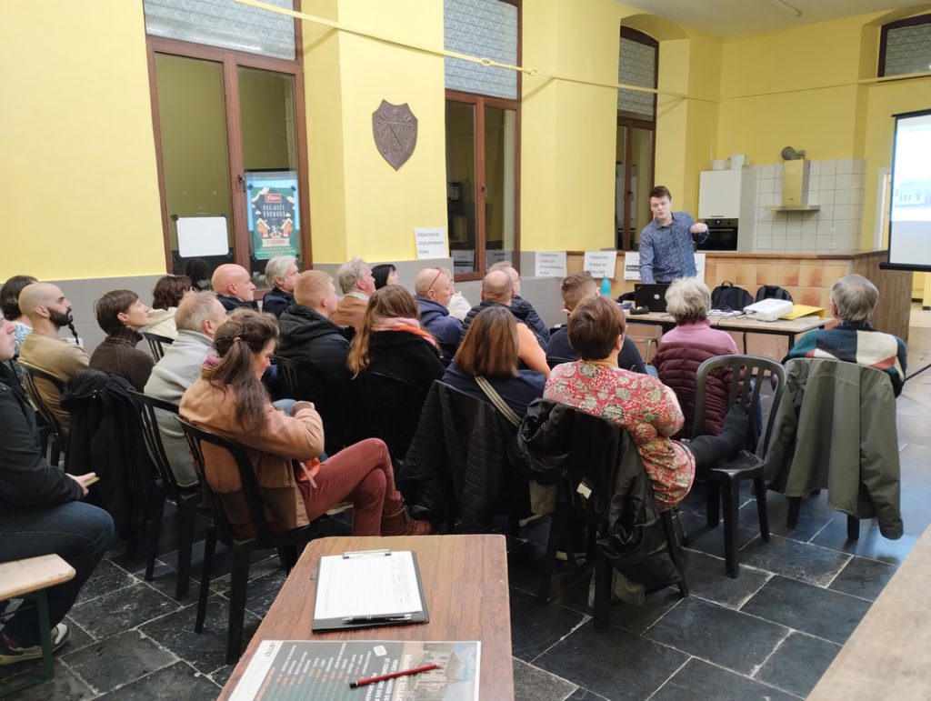 Participants réunis lors d’une séance de l’Opération de Développement Rural de Mettet, organisée par la FRW.