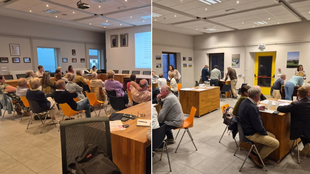 Réunion de la Commission locale de développement rural de Mettet. Les participants assistent à une présentation projetée sur écran puis travaillent en petits groupes assis autour de tables lors des séances de réflexion consacrées aux projets et priorités de développement du territoire.