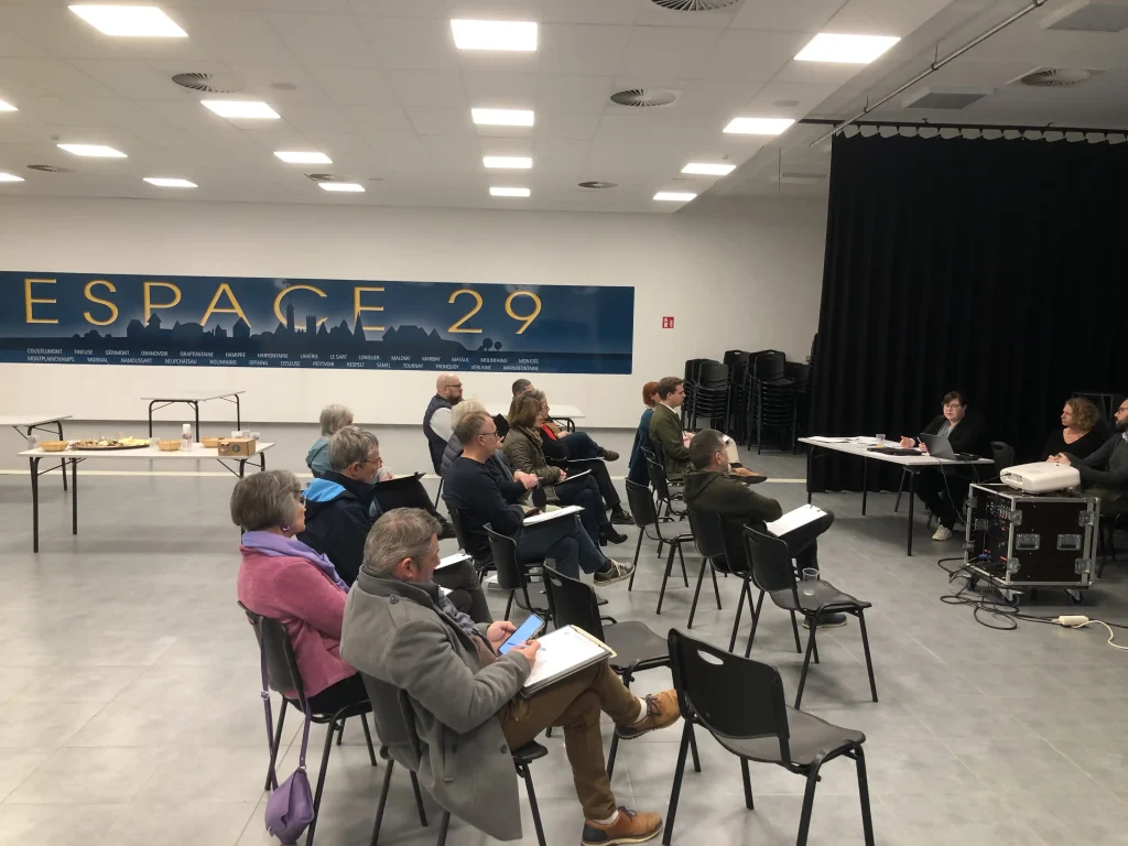 groupe assis vu de 3/4 arrière lors de la réunion sur la filière alimentation locale