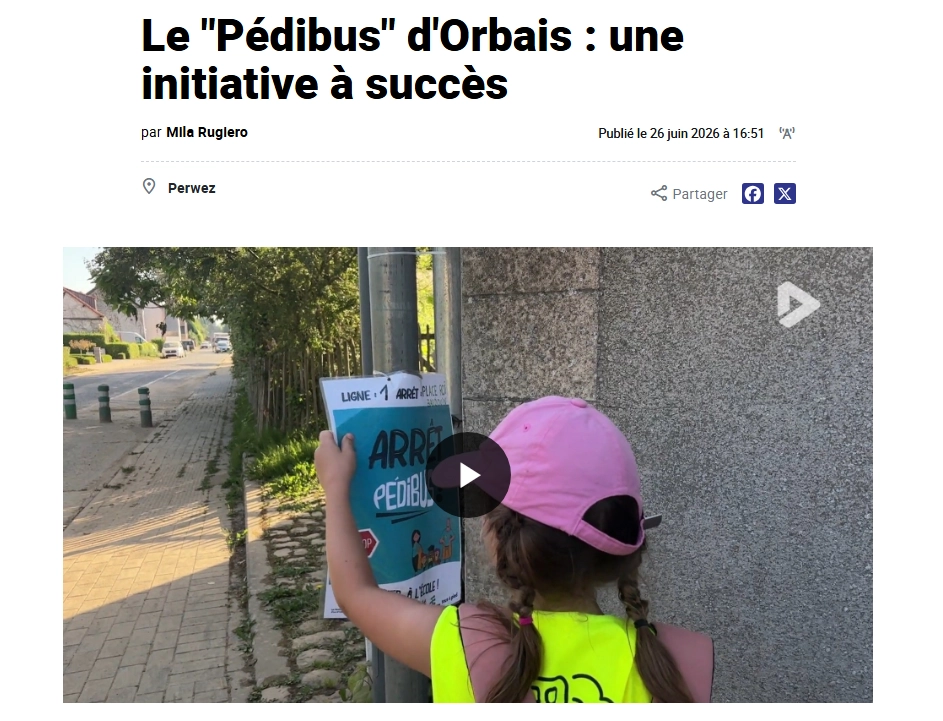 image du reportage canal zoom sur le pedibus d'orbais où on voit un enfant qui regarde l'affiche du stop de pédibus