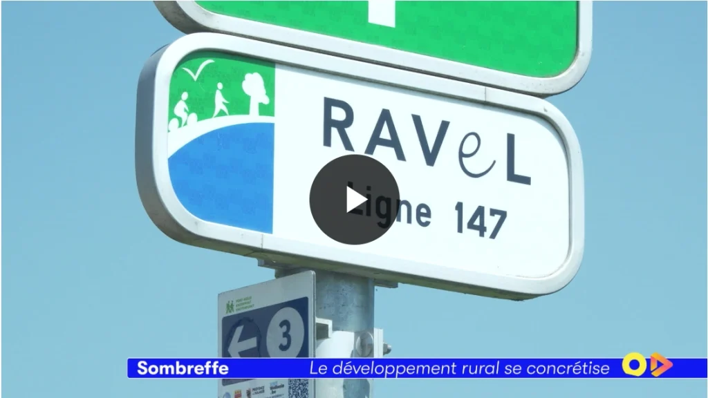 photo d'un reportage tv avec un panneau indiquant le ravel ligne 147 à Sombreffe