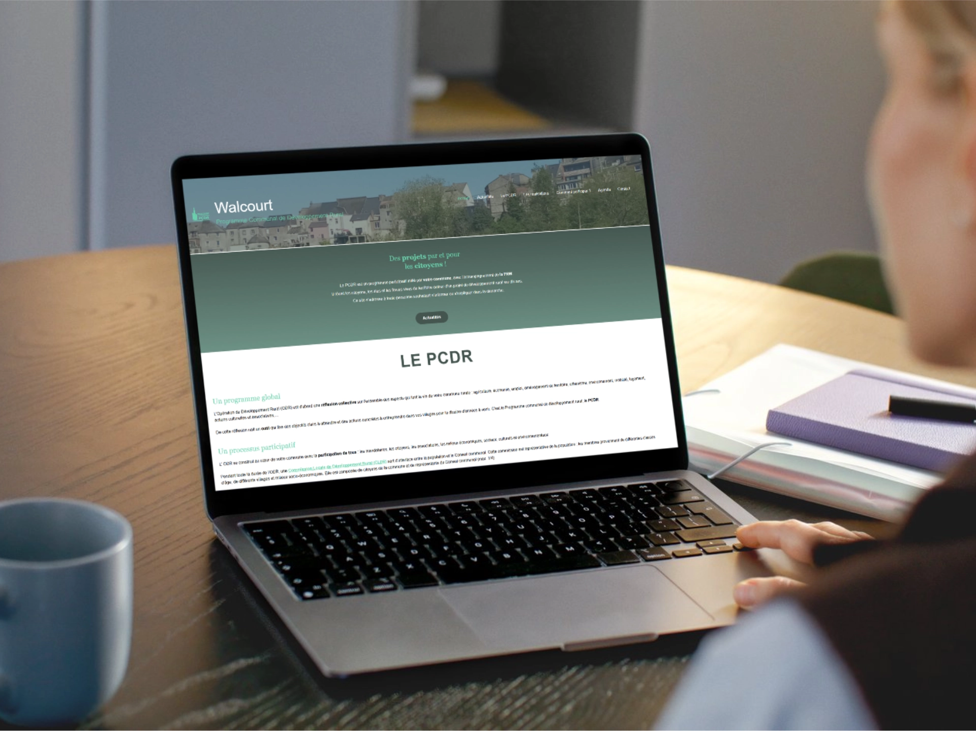 Personne consultant le site internet du Programme communal de développement rural de Walcourt sur un ordinateur portable
