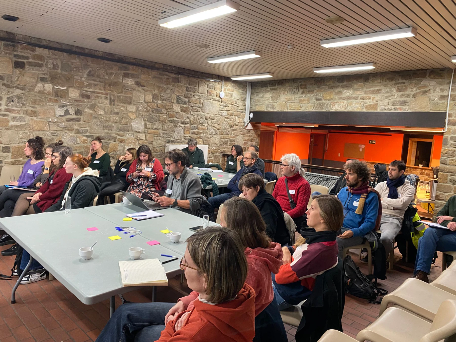 Groupe d'expert assis autour de tables, suivant une présentation ou un débat sur le développement rural