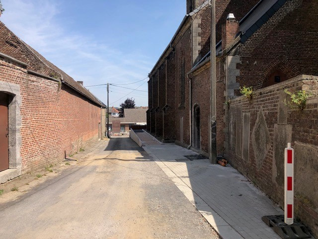 Cotée de l'église d'elouges avec une rampe d’accès et escalier