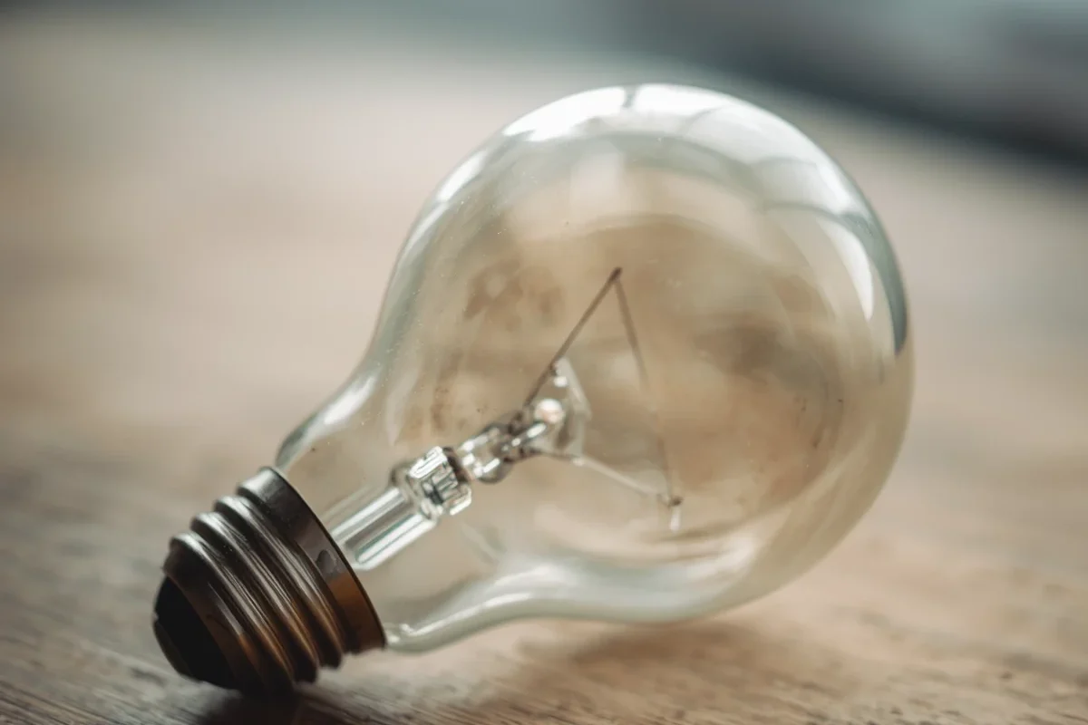 Ampoule posée sur une surface en bois