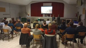 Rencontre citoyenne dans une salle communale à Durnal avec projection d’un diaporama et échanges sur les projets de développement rural